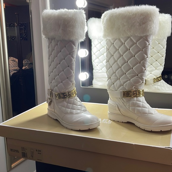 Michael Kors Winter Boot - Picture 1 of 5